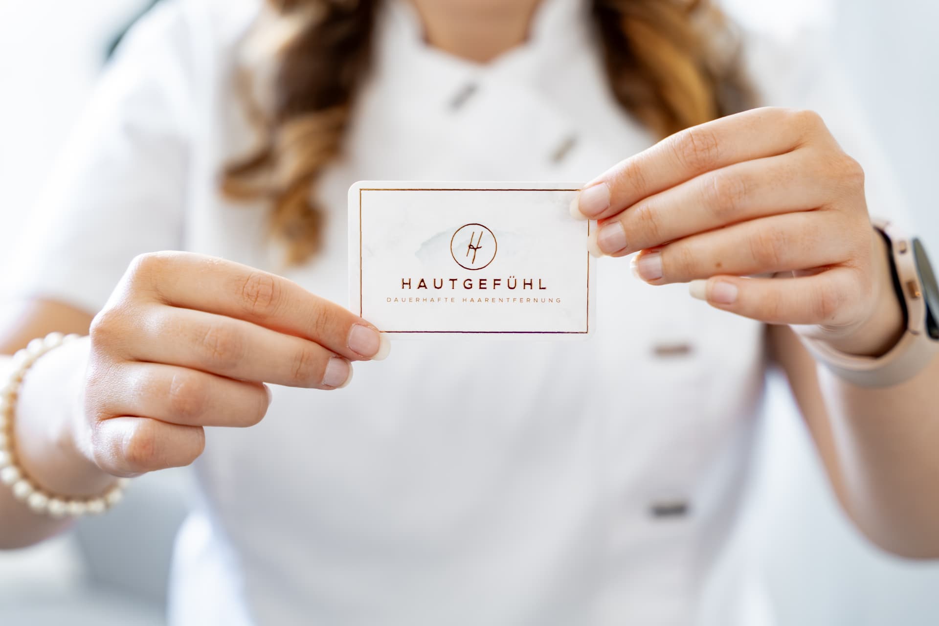 Hautgefühl – Karte mit Logo „Dauerhafte Haarentfernung“